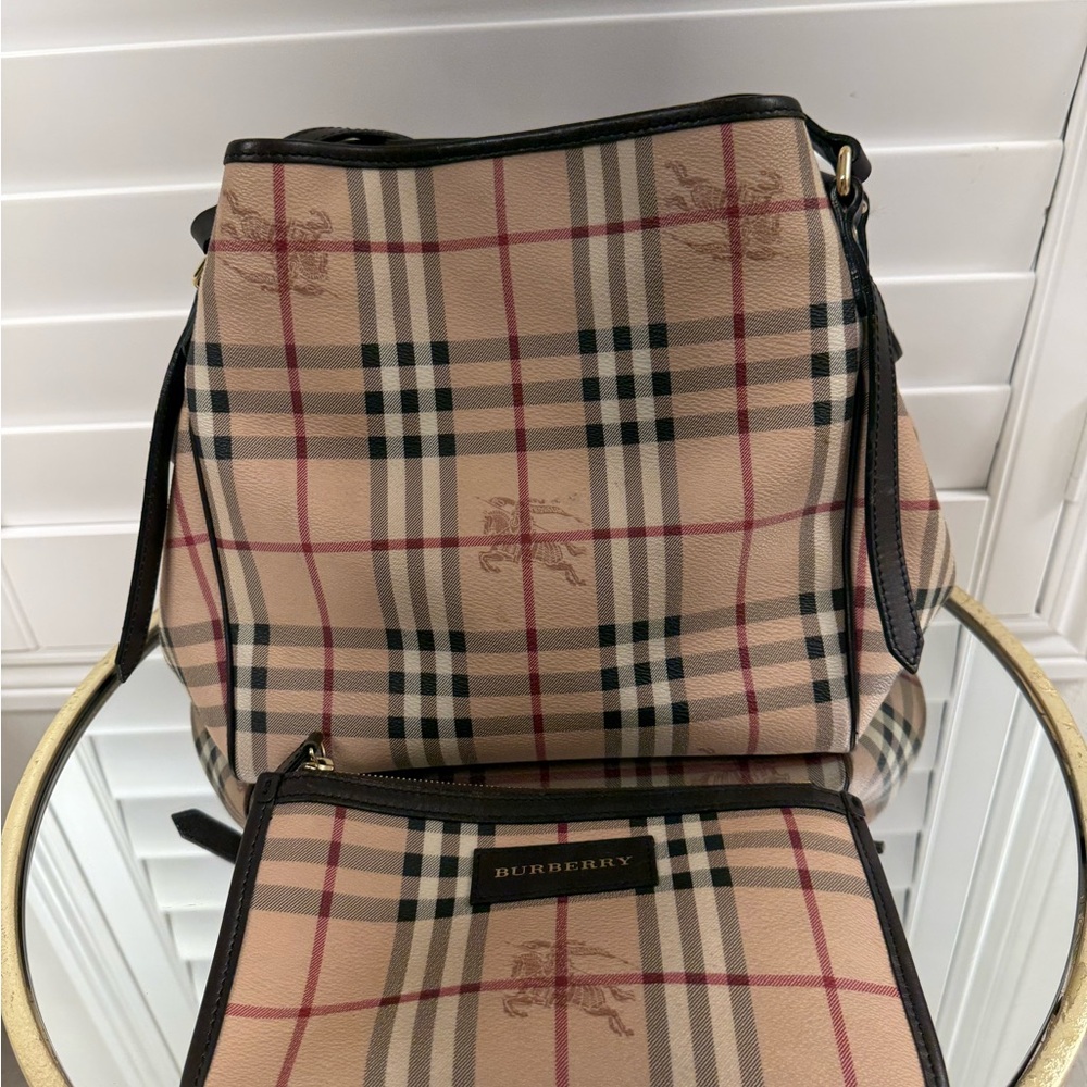 BURBERRY Classic Tote Handbag - Picture 2 of 5